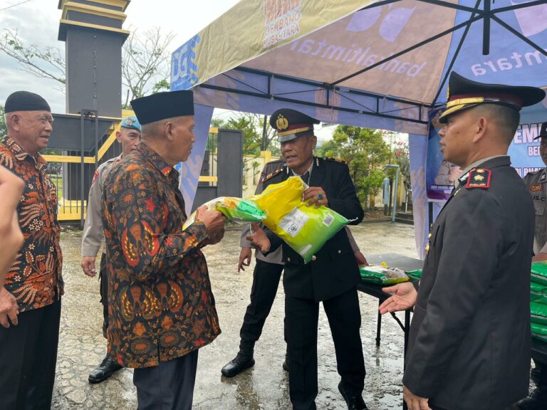 Usai Upacara Hari Bhayangkara Ke-80, Polres PPU Distribusikan Bantuan 500 Kg Beras kepada Masyarakat